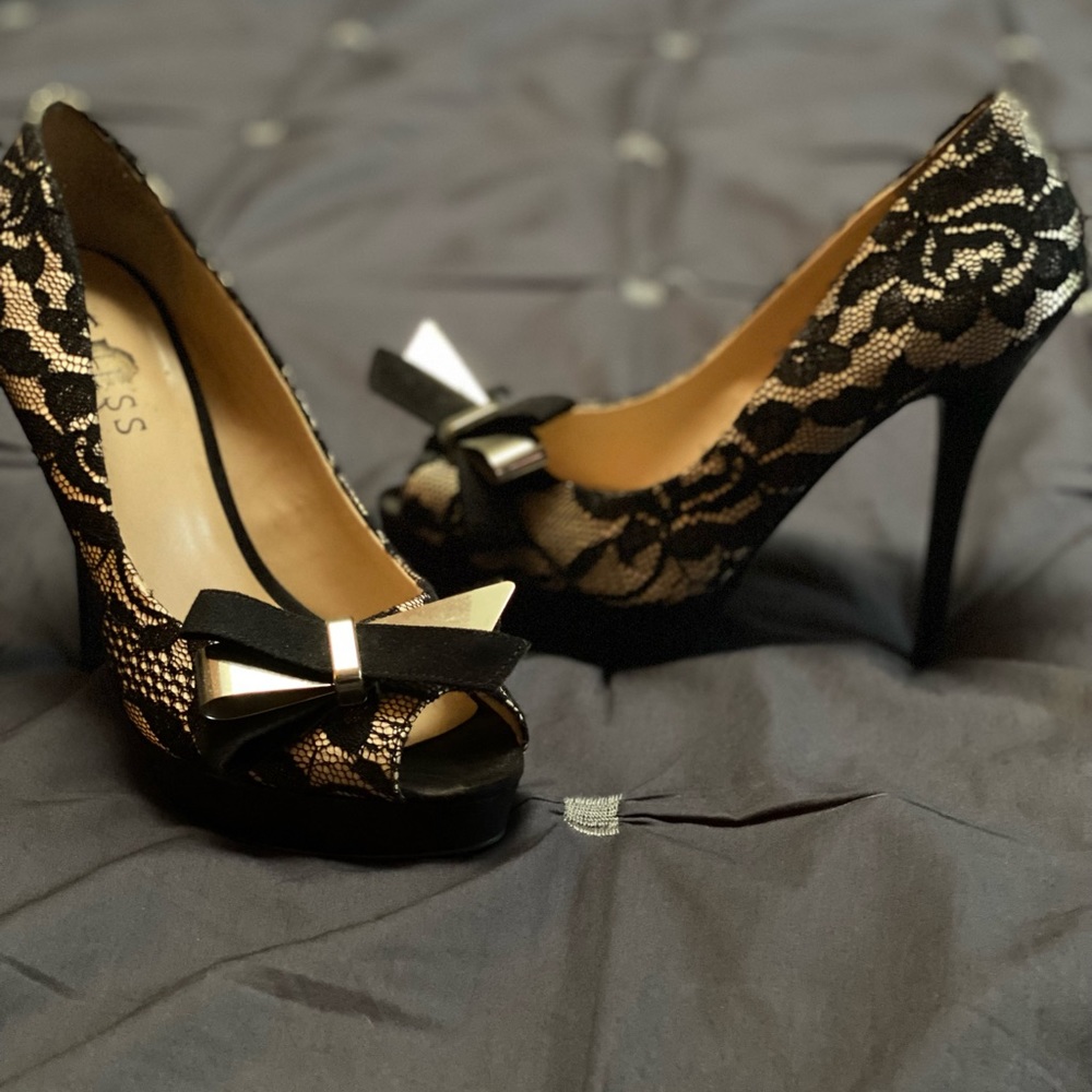 Guess 6.5 lace black and gold 4 1/2” heels